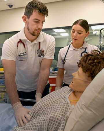 Physiotherapy students in simulation environment
