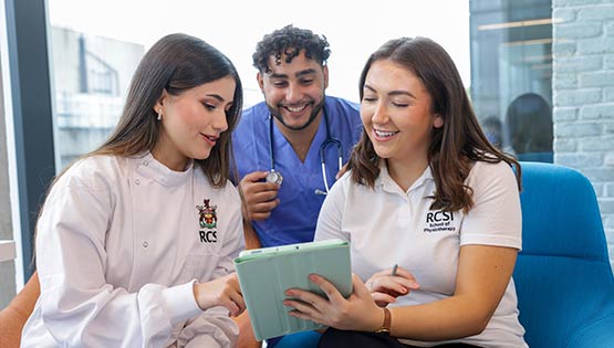 RCSI Medicine, Pharmacy and Physiotherapy students study and laugh together