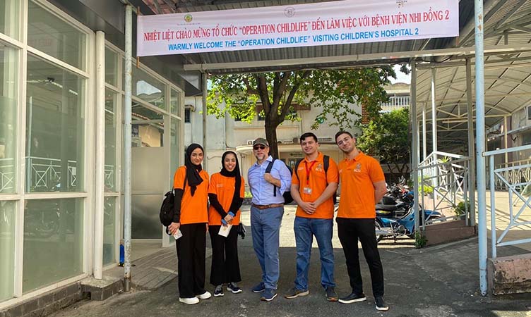 ICE Vietnam 2023: Prof. Martin Corbally and volunteering students.