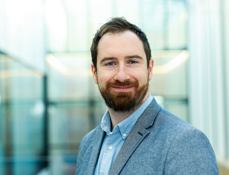 Head and shoulder image of Dr Ian Woods